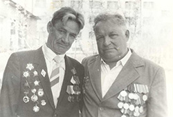 Николай Алексеевич Пономарев (справа)